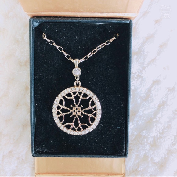 Avon Signature 14.0” Long Pendant Necklace Gold . - Picture 3 of 8